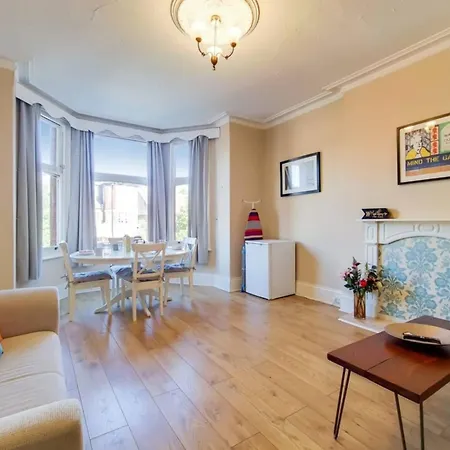 Spacious Ealing Broadway Apartment